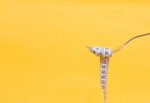 다이어트와 운동의 효과적인 결합: 건강한 몸을 위한 필수 전략 white and black plane in mid air