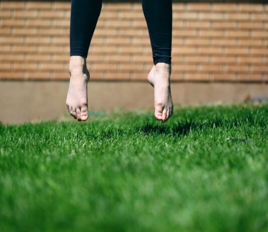 직장 내에서 할 수 있는 효율적인 운동 루틴 person jumping on grass outdoor