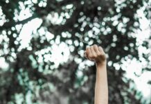 부위별 통증 완화 운동법: 팔, 다리, 어깨, 허리 woman in white long sleeve shirt raising her hands
