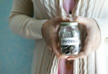 ‘장병내일준비적금’ 제대 한달 전에도 가입 가능 a woman holding a jar with savings written on it