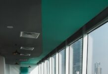 냉방병 예방 및 대처법 white and brown wooden table and chairs