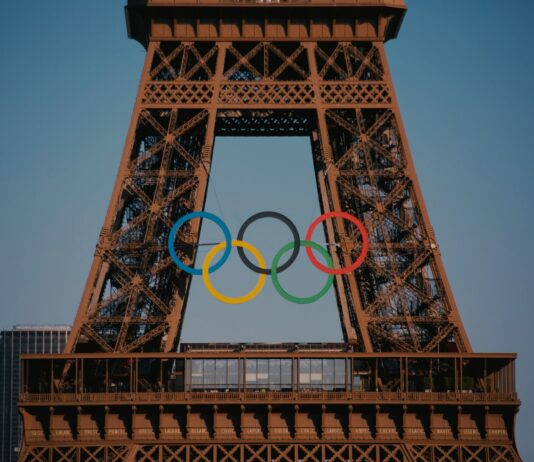 아듀 파리!…팀코리아, 최소 선수단으로 금 13개 획득 ‘역대 최다’ The eiffel tower with the olympic rings in front of it