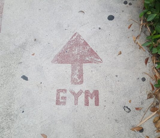 다이어트 실패의 주요 원인과 극복 방법 gym road signage