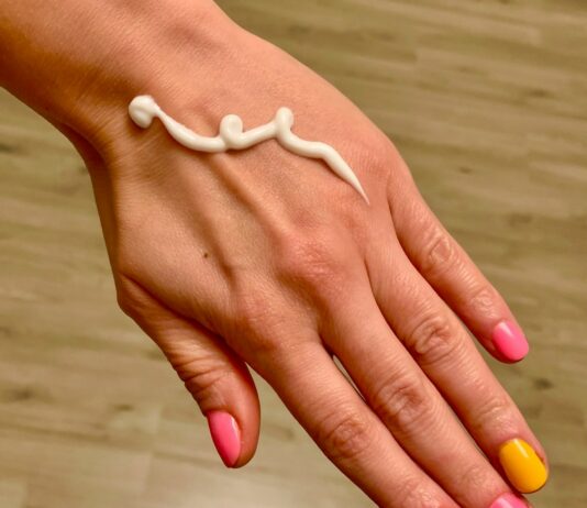 건강한 피부를 위한 영양과 운동: 피부 개선의 팁 a woman's hand with a yellow and pink manicure