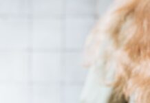 건강한 장을 위한 프로바이오틱스 음식 리스트 woman in white dress holding clear glass mug with green leaf