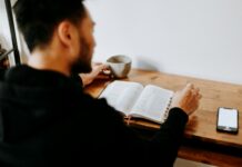 겨울철 스트레스를 줄이는 실내 활동 추천 man in black long sleeve shirt writing on white paper