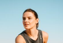 몸과 마음을 편안하게 만드는 방법, 스트레칭으로 스트레스 날려버리기 woman in black tank top and blue denim jeans sitting on brown wooden bench during daytime