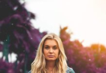 2030세대, ‘월경 건강’도 셀프케어…페미테크 시장 주목 woman standing wearing denim jacket and short shorts