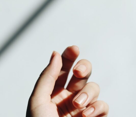 “여름 오면 손톱이 자꾸 갈라져요”…손발톱이 보내는 건강 신호 해석법 persons left hand on white table