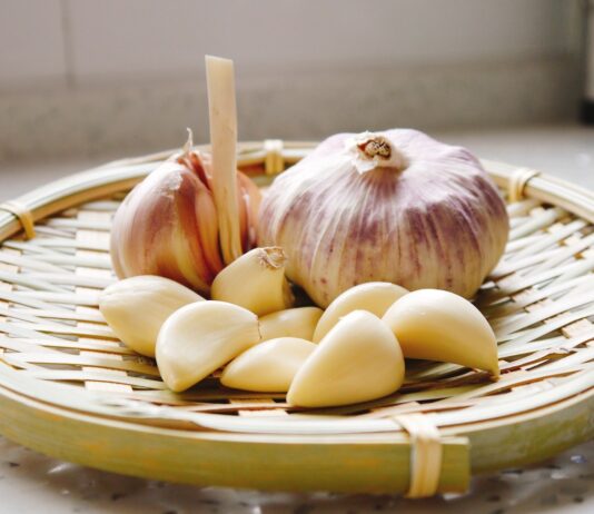 “마늘, 양파 먹으면 속이 불편해요”… 건강식이 독이 되는 ‘과민성 대장증후군’의 함정 a basket of garlic and garlic bulbs on a counter