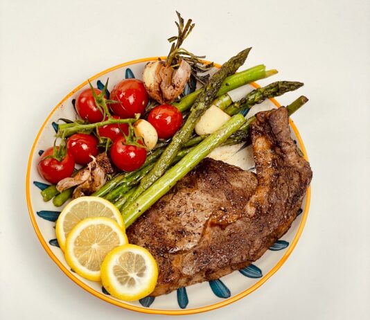 저탄고지(LCHF) 식단, 체중감량 효과와 건강 논란 속 팽팽한 의견 대립 a plate of steak, asparagus, tomatoes, and asparagus