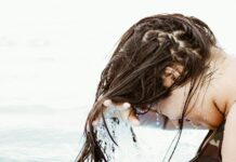 머리카락 건강을 지키는 올바른 헤어 관리법 woman in body of water