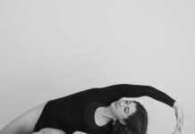 필라테스, 몸과 마음을 균형 있게 가꾸는 현대인들의 건강 비결 woman in black tank top lying on white bed