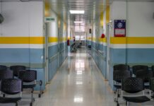 국내 첫 감염병 전문병원 2027년 개원 목표… 호남권에서 시작 A long hallway with chairs and a clock on the wall