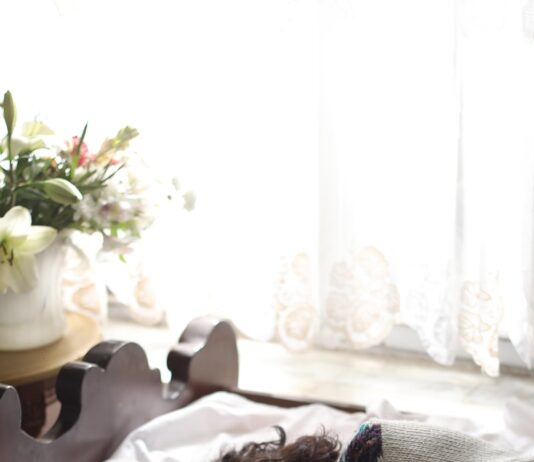 만성피로, 일상이 힘든 이유와 극복을 위한 생활습관 변화 woman sleeping on bed beside book